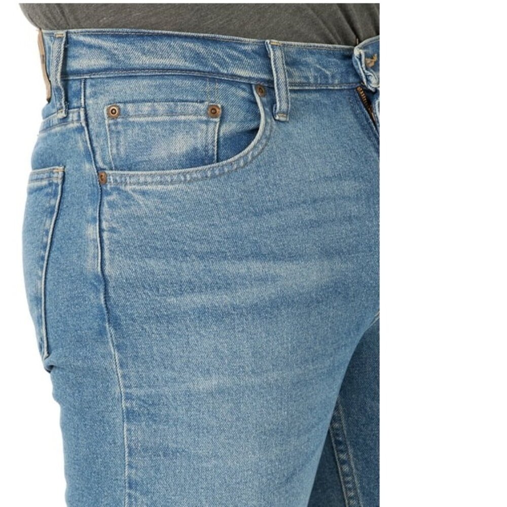 Wrangler Men's Relaxed Fit Jeans with Flex Blue Light Wash Size 44W x 30L - Picture 7 of 16